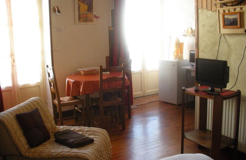 Bagneres-de-Bigorre Apartment | Studio 1st floor retro with balcony in 19th century house, next to thermal baths