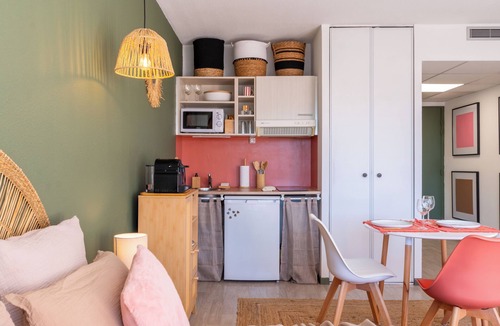 Lourdes Apartment | Studio 2-3 pers, balcony, private parking, air conditioning, WiFi, near Lourdes train station