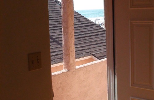 Central Mission Beach Apartment | Studio #2 Fully-equipped with Boardwalk Patio Access - Oceanfront! Pet-Friendly!