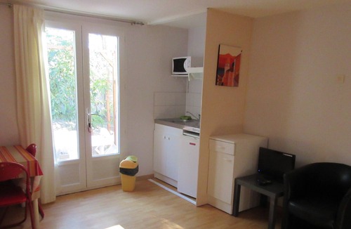 Saint-Cyprien Apartment | Studio 2 people near the beach in Saint-Cyprien wi-fi terrace ground floor