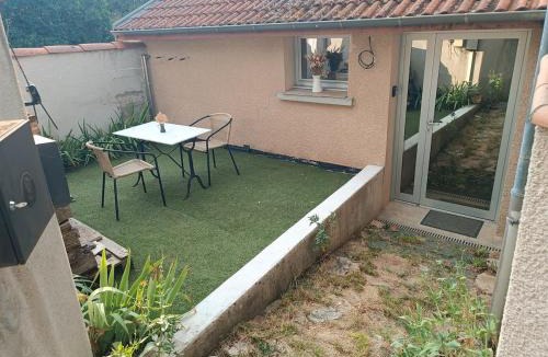 Brioude Apartment | Studio 2 personnes rez-de-chaussée avec patio