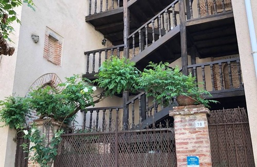 Cahors Old Town Apartment | Studio 2*, place Saint Priest, first floor
