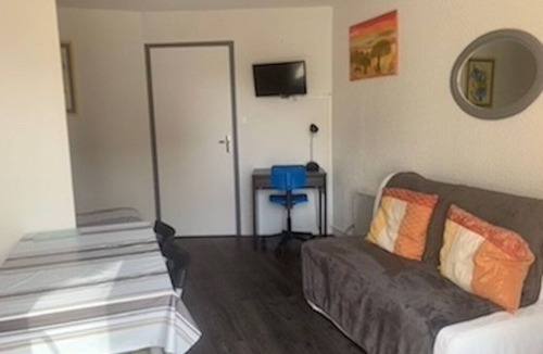 Lherm Apartment | STUDIO 30 M2 ground floor sleeping area and terrace