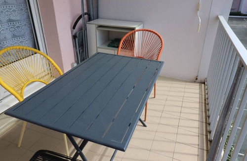 Saint-Palais-sur-Mer Apartment | Studio 400m from beach - Sleeps 3 - Includes garage