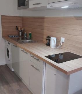 Saint-Etienne-du-Rouvray Apartment | Studio 5 moderne avec WiFi et stationnement