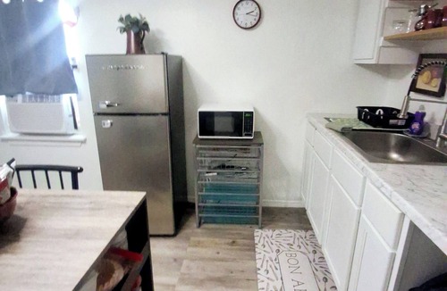 Redwood Apartment | STUDIO 5 to 10 MIN DRIV TO RIVER/HOSPITAL/TOWN, 10 TO TX STATE UNIV