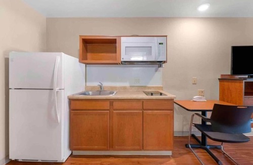 Pelham Apartment | Studio 6 Birmingham Pelham|Cozy 2 Full Beds|Smoking|Kitchen