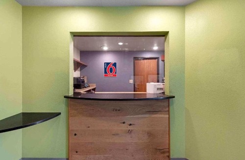 Pelham Apartment | Studio 6 Birmingham Pelham|Cozy 2 Full Beds|Smoking|Kitchen