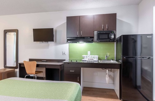 Bryan Hotel | Studio 6 Bryan, TX - University Area