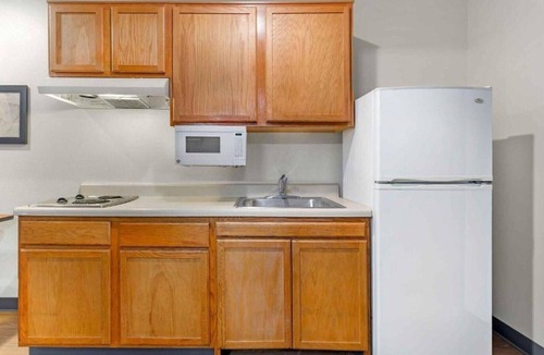 Fort Myers Apartment | Studio 6 Fort Myers|Cozy 2 Full Beds,Nsmk|Kitchen