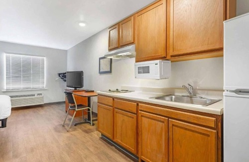 Fort Myers Apartment | Studio 6 Fort Myers|Cozy 2 Full Beds,Nsmk|Kitchen