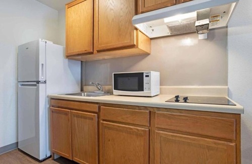 Fort Myers Apartment | Studio 6 Fort Myers|Cozy 2 Full Beds,Nsmk|Kitchen
