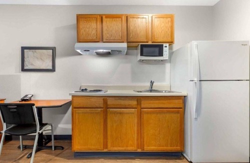 Fort Myers Apartment | Studio 6 Fort Myers|Cozy Full Bed, Nsmk|Kitchen