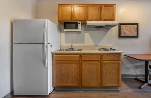 Fort Myers Apartment | Studio 6 Fort Myers|Cozy Full Bed, Nsmk|Kitchen