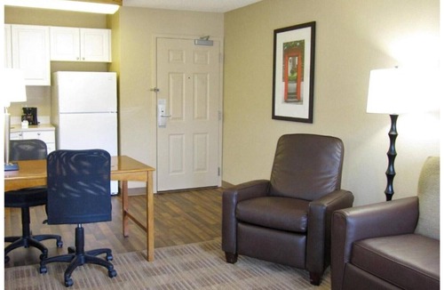 Gaithersburg Apartment | Studio 6 Gaithersburg | Cozy 2 Queen Nsmk Kitchen
