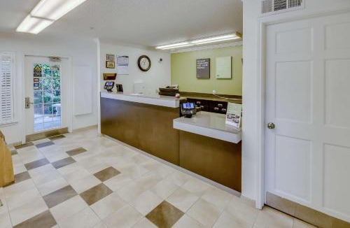 Southbelt/Ellington Hotel | Studio 6-Houston, TX - Hobby South