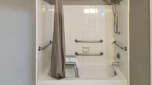 Southbelt/Ellington Hotel | Studio 6-Houston, TX - Hobby South