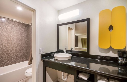 Huntsville Hotel | Studio 6 Huntsville, TX