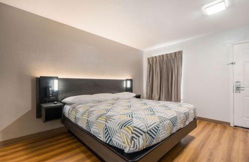 Bonanza Hotel | Studio 6 Laredo, Tx - North I-35
