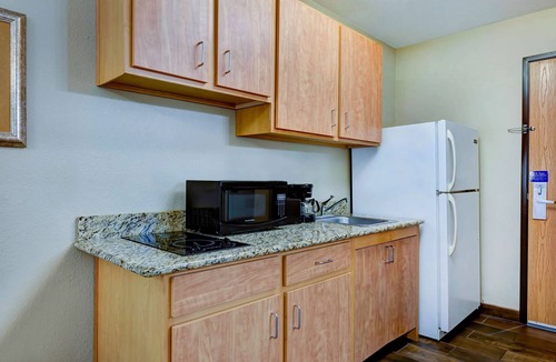 Lenexa Hotel | Studio 6 Lenexa, KS - Overland Park