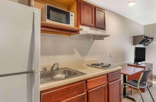 Little Rock Apartment | Studio 6 Little Rock|King Hearing Access,Kitchen|Nsmk