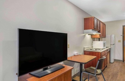 Little Rock Apartment | Studio 6 Little Rock|King Hearing Access,Kitchen|Nsmk
