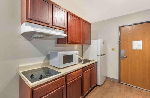 Little Rock Apartment | Studio 6 Little Rock|King Hearing Access,Kitchen|Nsmk