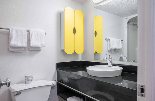 Miamisburg Hotel | Studio 6 Miamisburg, OH - Dayton