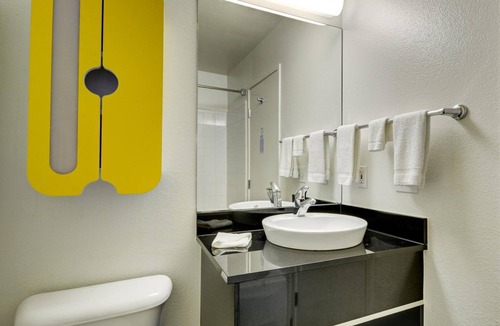 Mountlake Terrace Hotel | Studio 6 Mountlake Terrace, WA - Seattle