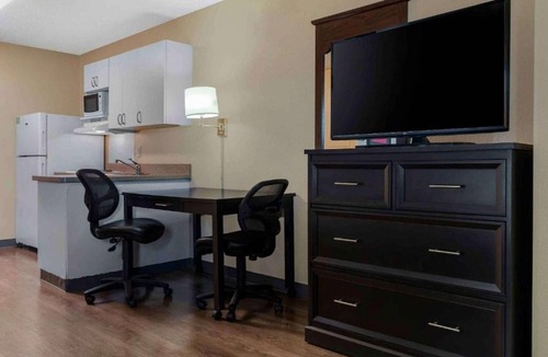 Sacramento Apartment | Studio 6 Sacramento|1 Queen|ADA|RI Shower|Smk|Kitchen