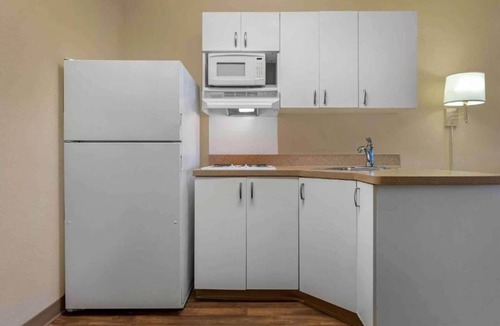 Sacramento Apartment | Studio 6 Sacramento|Relaxing King|Nsmk |Kitchen| Shower