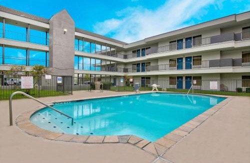 North San Antonio - SAT Hotel | Studio 6-San Antonio, TX - Airport