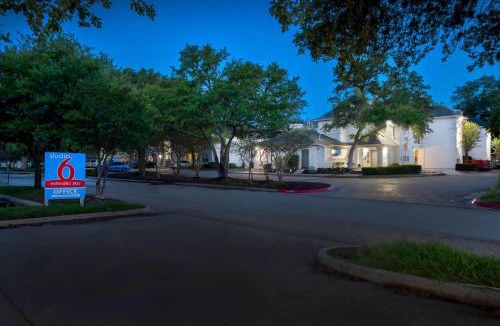Medical Center District Hotel | Studio 6-San Antonio, TX - Medical Center