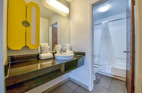 North San Antonio - SAT Hotel | Studio 6 San Antonio, TX - Airport