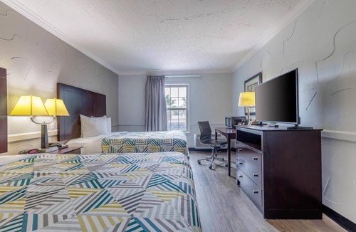 Dallas Design District Hotel | Studio 6 Suites - Dallas, TX - Downtown