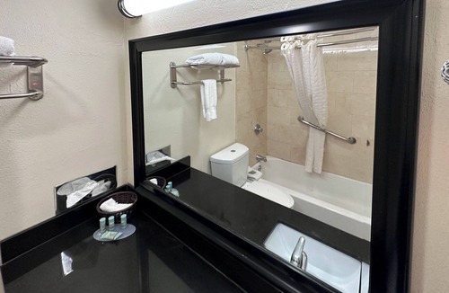 Dallas Design District Hotel | Studio 6 Suites - Dallas, TX - Downtown