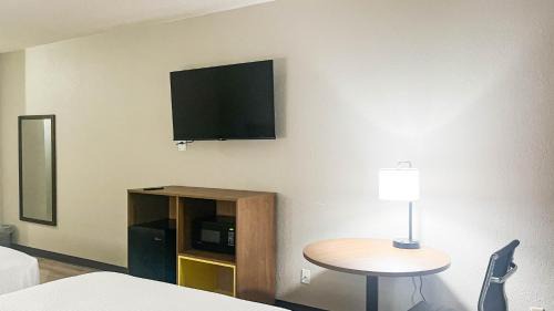 Fremont Hotel | Studio 6 Suites Fremont, OH