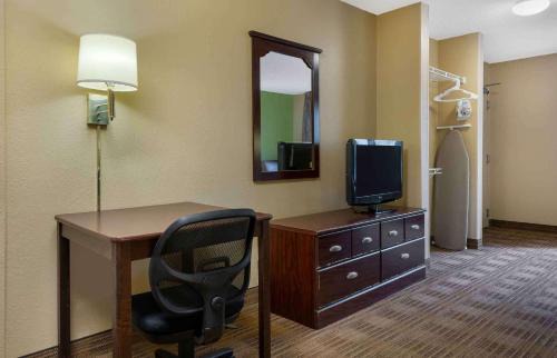 Raisin Hotel | Studio 6 Suites Fresno North CA