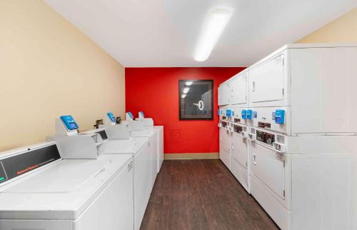 Raisin Hotel | Studio 6 Suites Fresno North CA