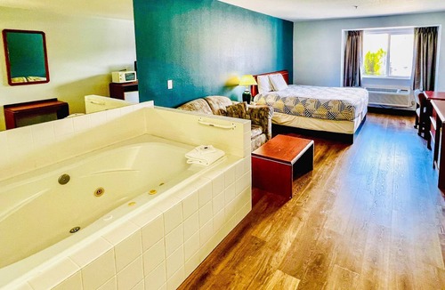 West Portland Park Hotel | Studio 6 Suites Portland OR- I-5 OHSU