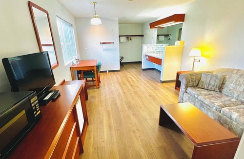 West Portland Park Hotel | Studio 6 Suites Portland OR- I-5 OHSU