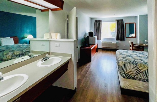 West Portland Park Hotel | Studio 6 Suites Portland OR- I-5 OHSU