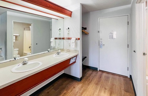 West Portland Park Hotel | Studio 6 Suites Portland OR- I-5 OHSU