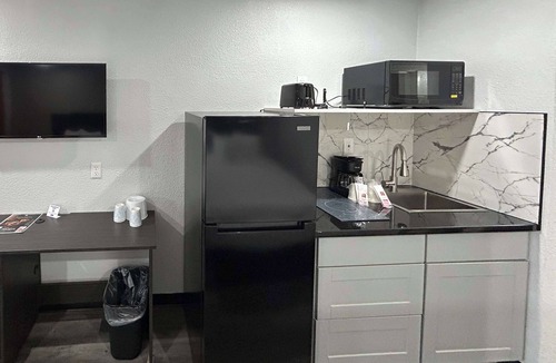 South End Hotel | Studio 6 Tacoma, WA - South