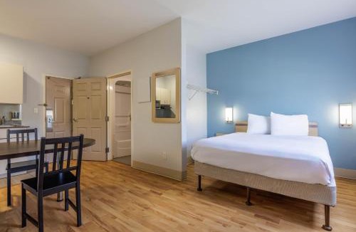 Gateway Hotel | Studio 6 Toronto - Mississauga with Kitchenettes