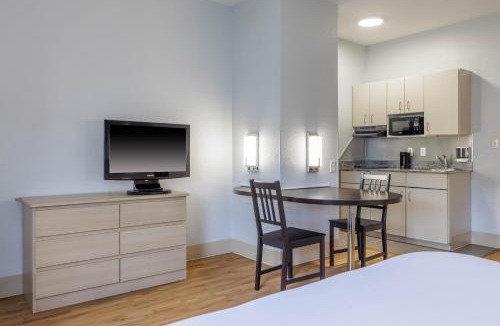 Gateway Hotel | Studio 6 Toronto - Mississauga with Kitchenettes