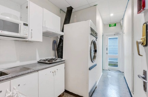 Adelaide Central Business District Cabin | Studio 6 - Wright Lodge