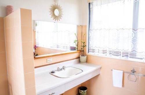 Mount Clear House | 'Studio 74' A Spacious, Nostalgic Country Retreat