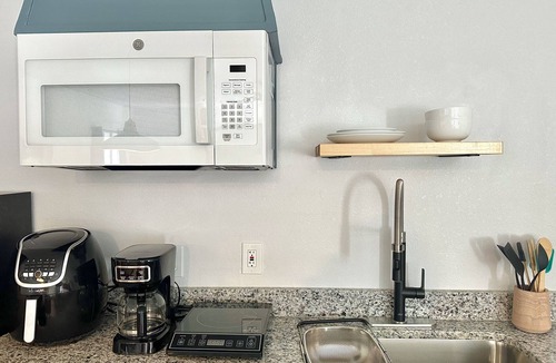 Central Oklahoma City Apartment | Studio | 8 min to Integris Baptist Portland Ave | Kitchen, Wi-Fi, Free Parking #MR