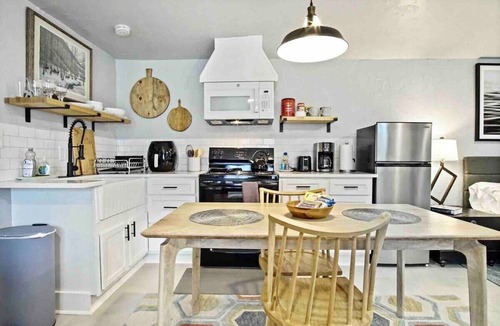Central Oklahoma City Apartment | Studio 8mins to Integris Baptist Medical Kitchen, Wi-Fi, Free Parking #04